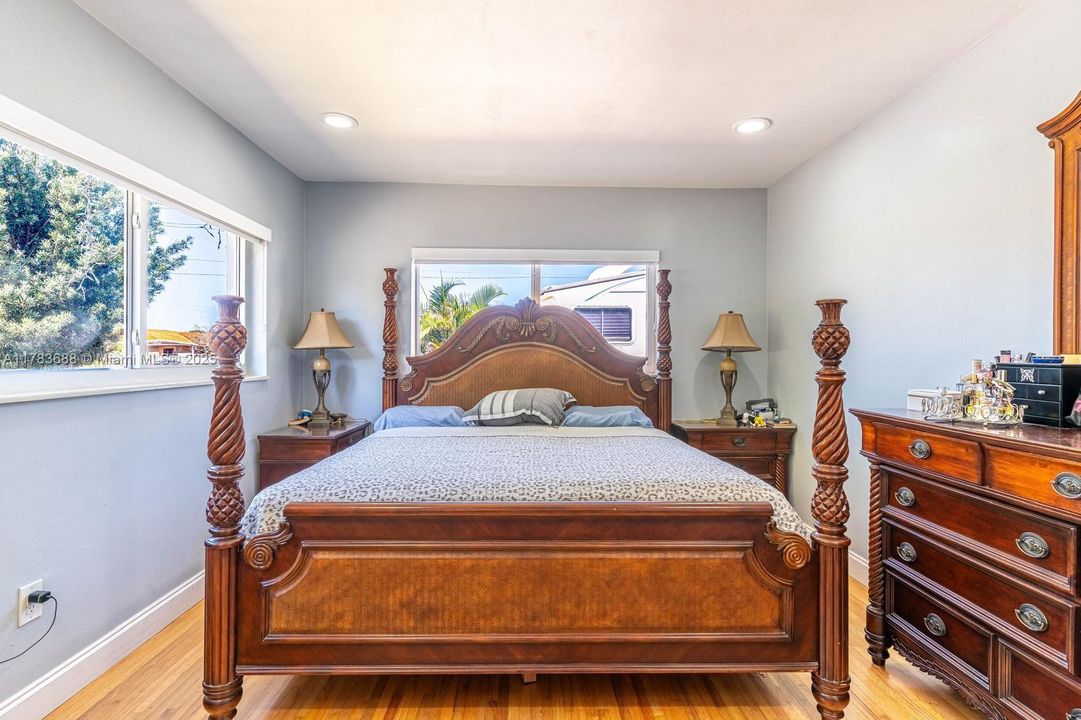 Недавно продано: $710,000 (3 спален, 2 ванн, 1650 Квадратных фут)