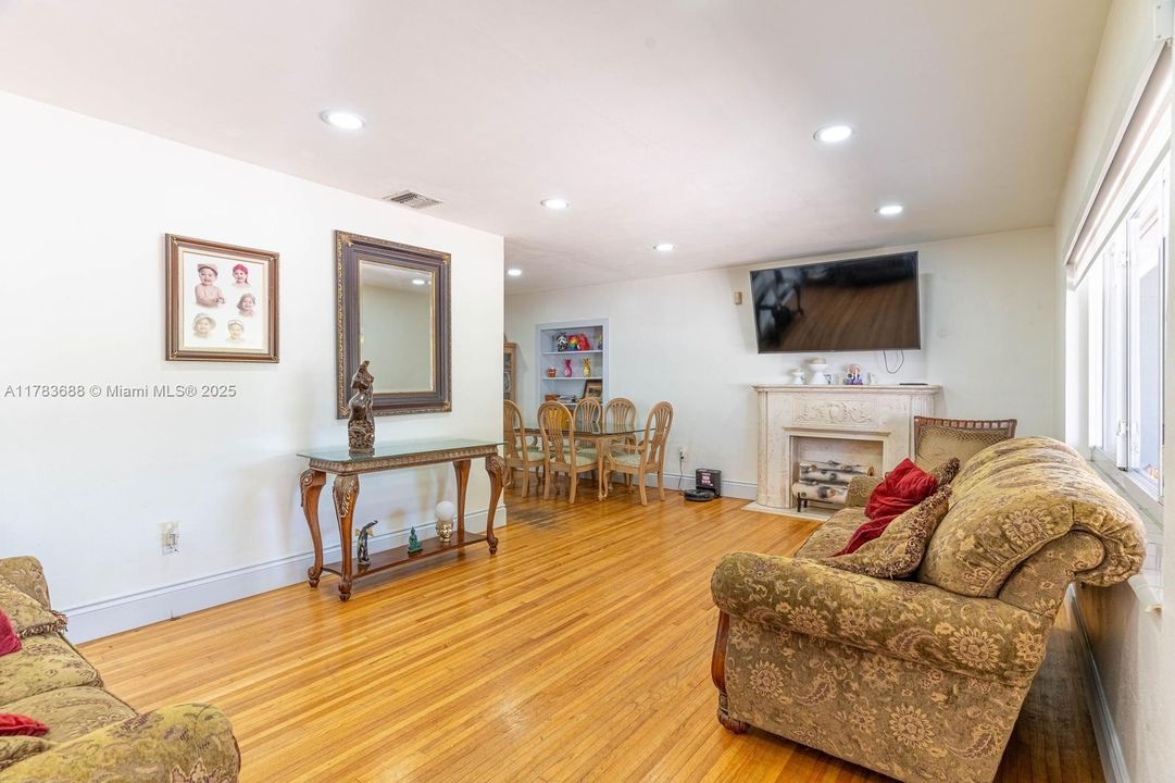 Недавно продано: $710,000 (3 спален, 2 ванн, 1650 Квадратных фут)