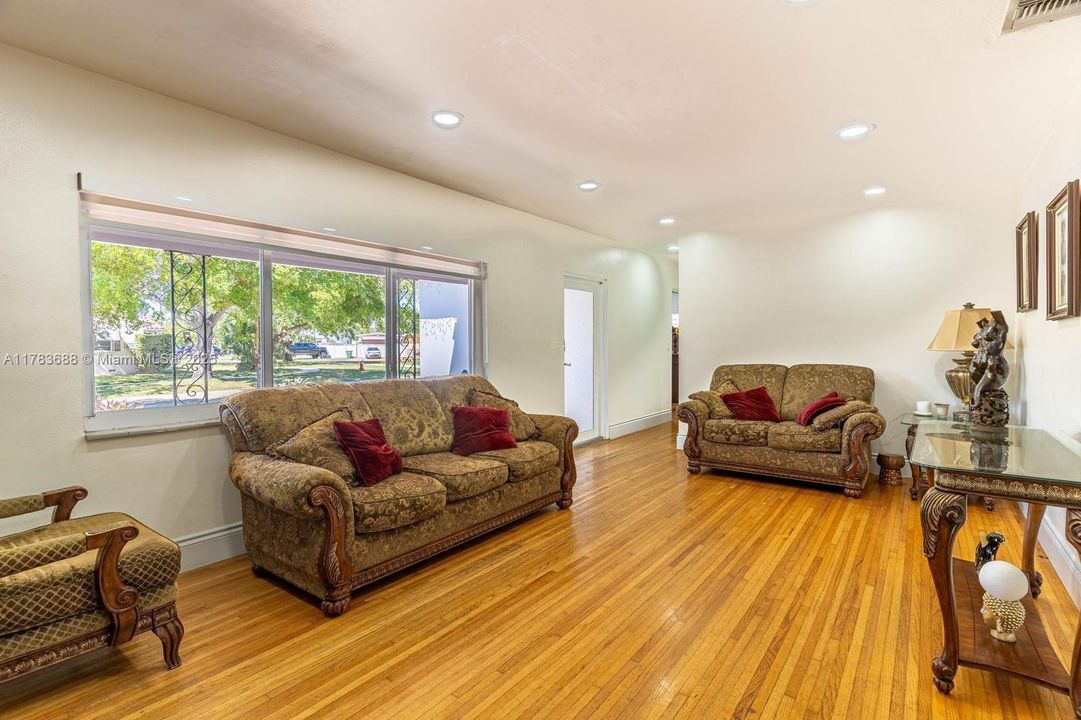 Недавно продано: $710,000 (3 спален, 2 ванн, 1650 Квадратных фут)