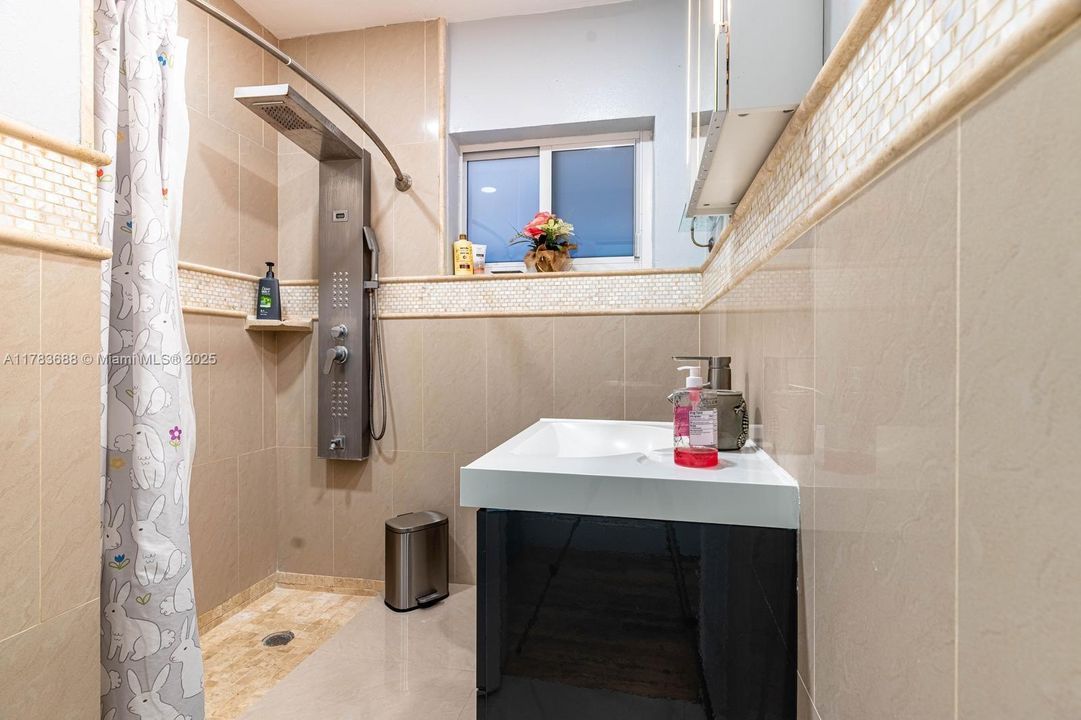 Недавно продано: $710,000 (3 спален, 2 ванн, 1650 Квадратных фут)