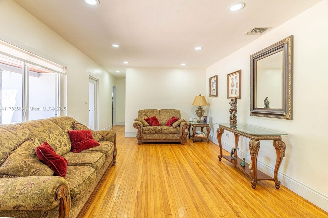 Недавно продано: $710,000 (3 спален, 2 ванн, 1650 Квадратных фут)