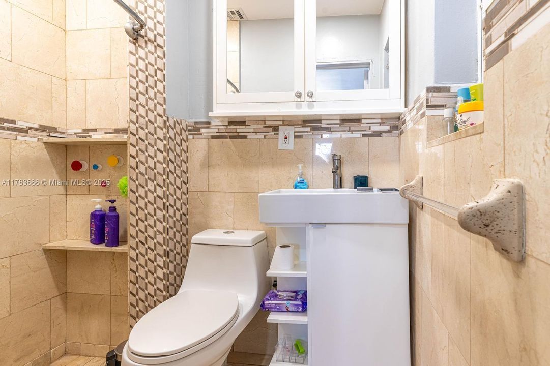 Недавно продано: $710,000 (3 спален, 2 ванн, 1650 Квадратных фут)