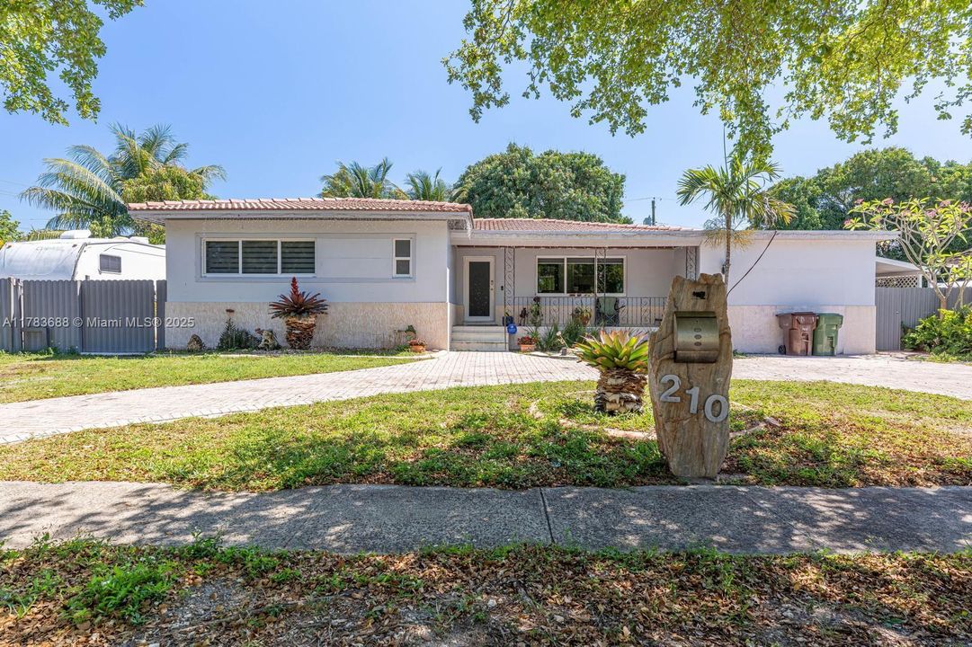 Недавно продано: $710,000 (3 спален, 2 ванн, 1650 Квадратных фут)