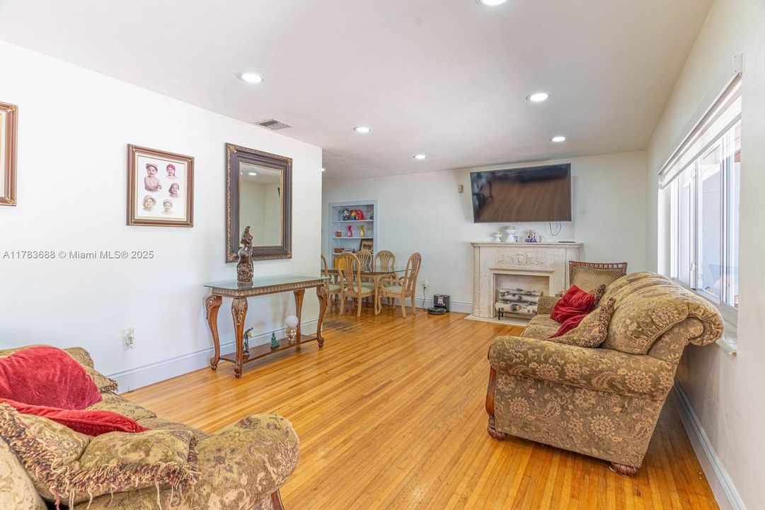 Недавно продано: $710,000 (3 спален, 2 ванн, 1650 Квадратных фут)