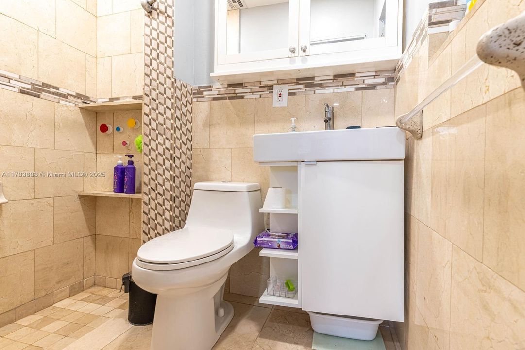 Недавно продано: $710,000 (3 спален, 2 ванн, 1650 Квадратных фут)