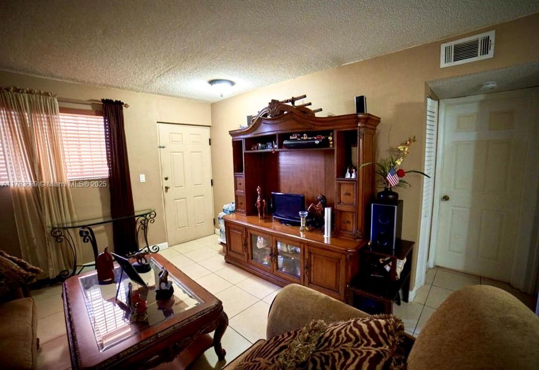 На продажу: $319,999 (2 спален, 2 ванн, 888 Квадратных фут)