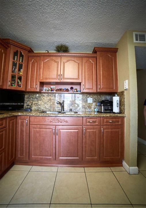 На продажу: $319,999 (2 спален, 2 ванн, 888 Квадратных фут)