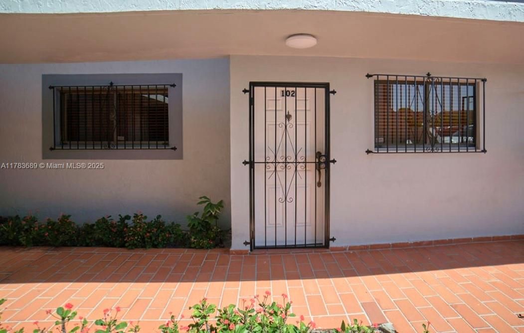 На продажу: $319,999 (2 спален, 2 ванн, 888 Квадратных фут)