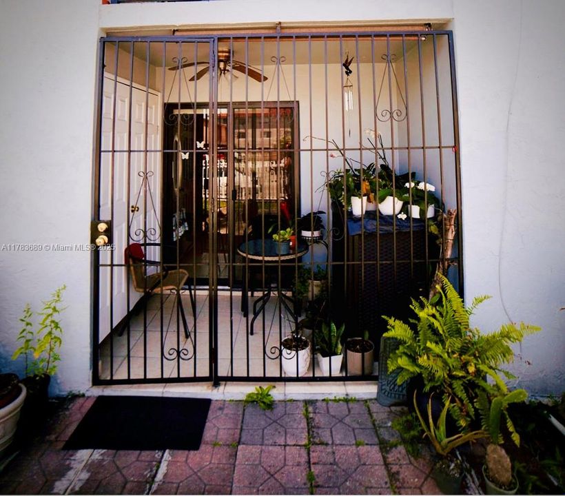 На продажу: $319,999 (2 спален, 2 ванн, 888 Квадратных фут)