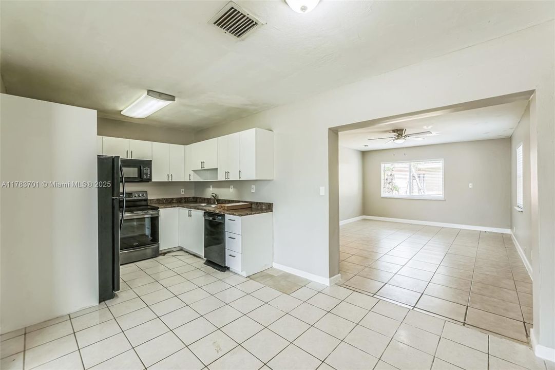 最近售出: $404,000 (4 贝兹, 3 浴室, 1680 平方英尺)