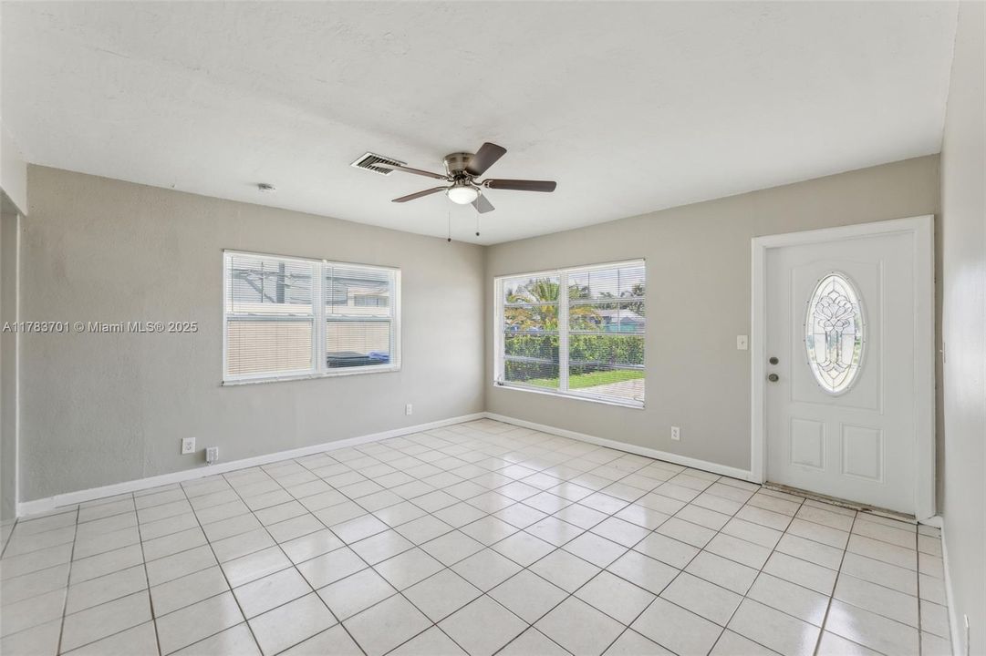 最近售出: $404,000 (4 贝兹, 3 浴室, 1680 平方英尺)