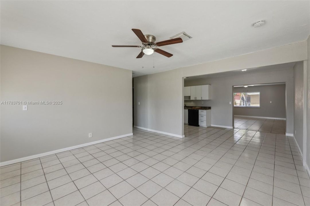 最近售出: $404,000 (4 贝兹, 3 浴室, 1680 平方英尺)