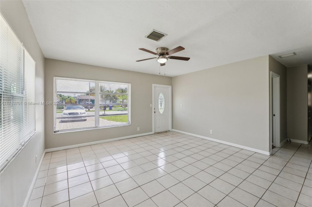 最近售出: $404,000 (4 贝兹, 3 浴室, 1680 平方英尺)