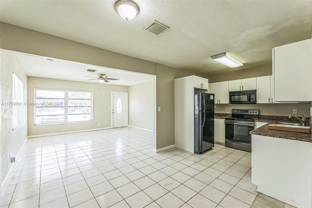 最近售出: $404,000 (4 贝兹, 3 浴室, 1680 平方英尺)