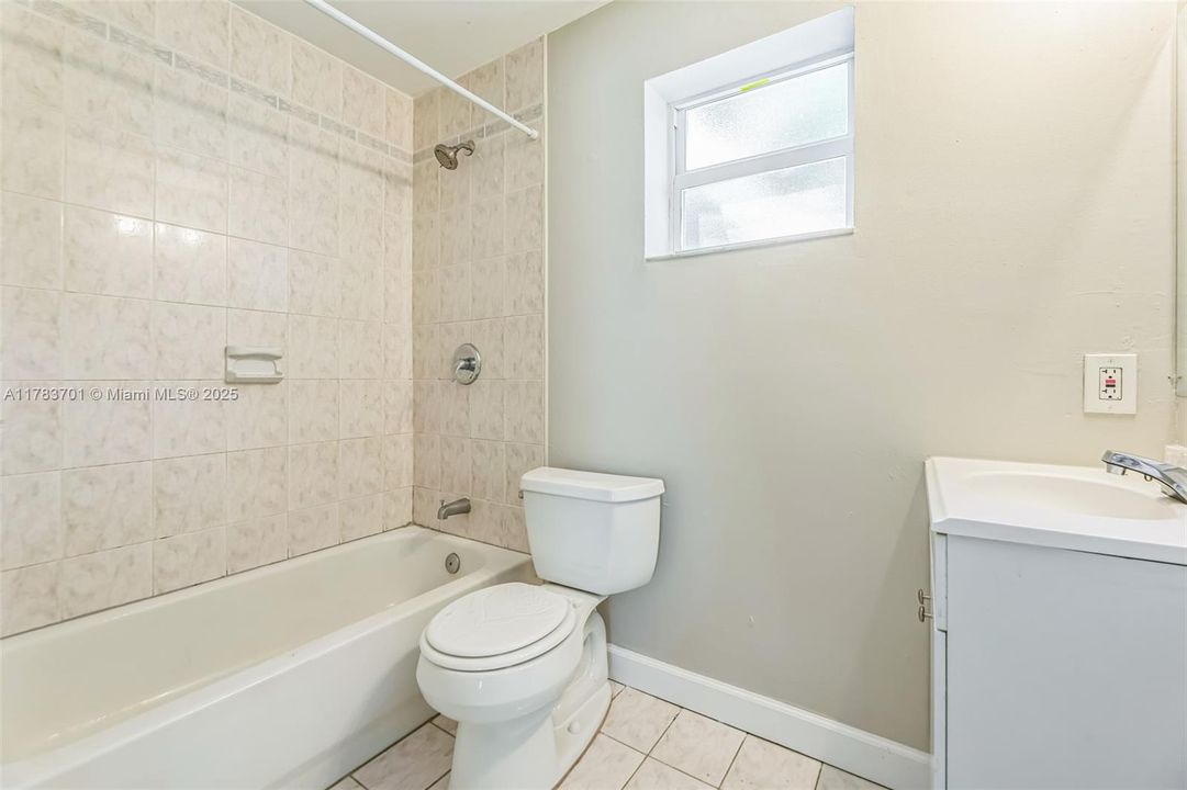 最近售出: $404,000 (4 贝兹, 3 浴室, 1680 平方英尺)