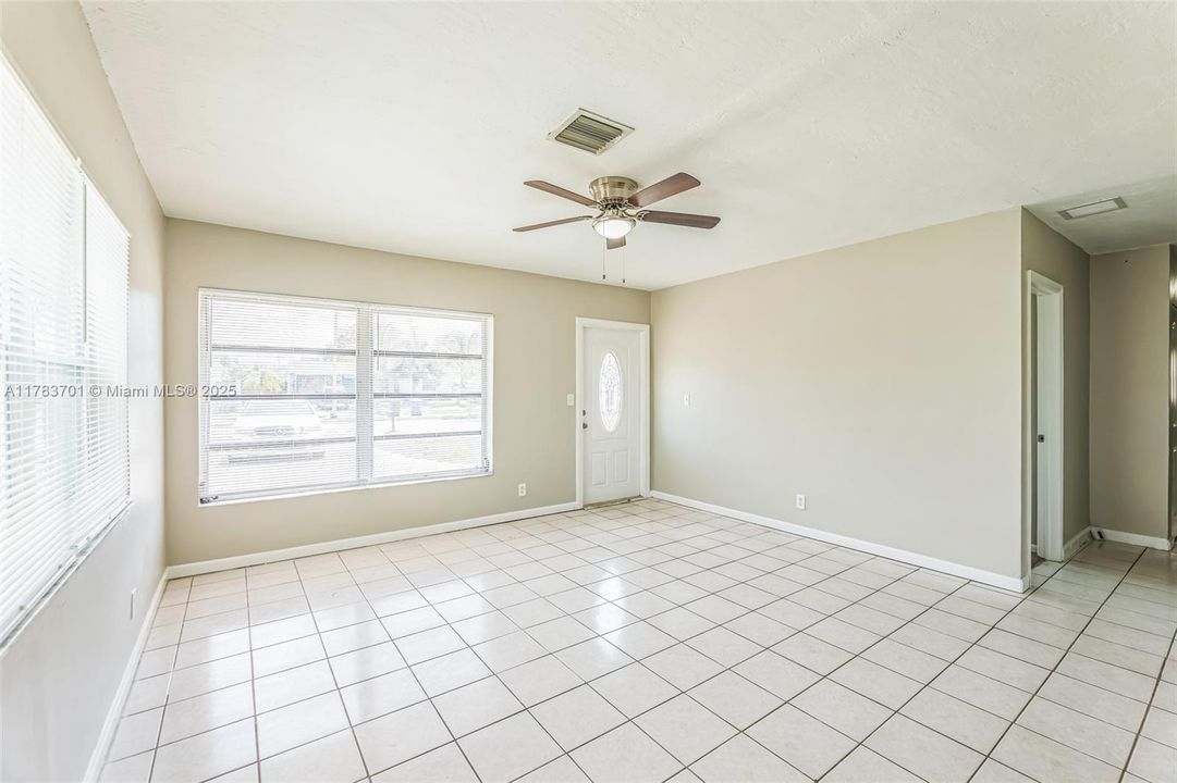 最近售出: $404,000 (4 贝兹, 3 浴室, 1680 平方英尺)