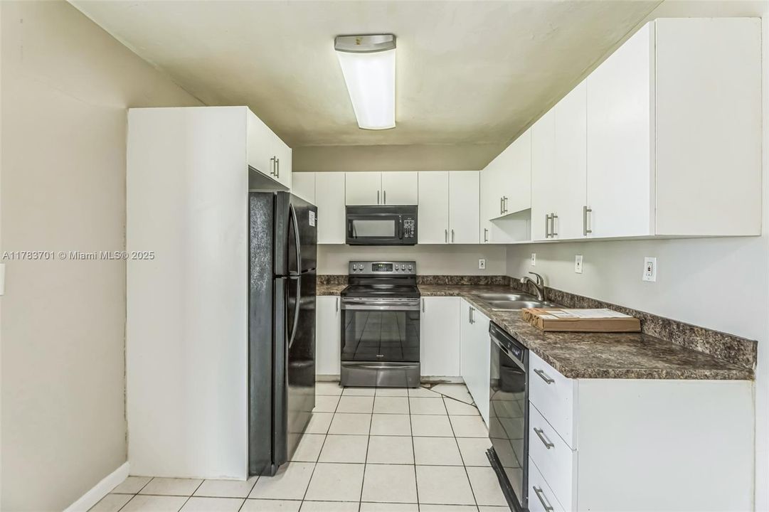 最近售出: $404,000 (4 贝兹, 3 浴室, 1680 平方英尺)