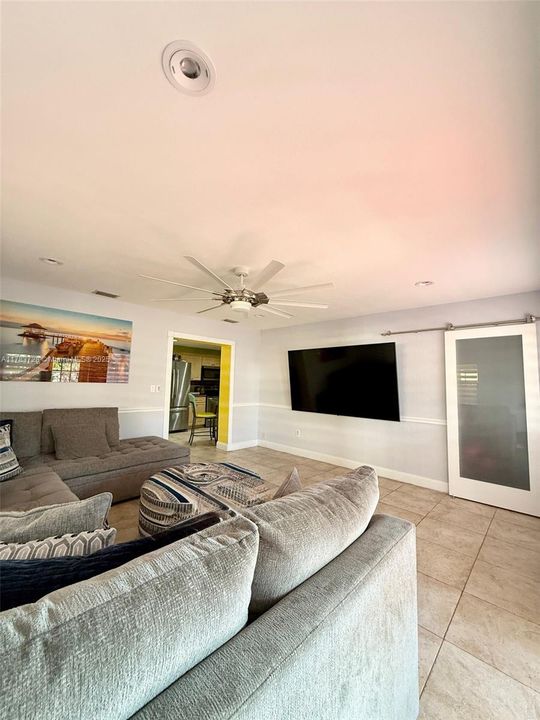 Недавно продано: $640,000 (4 спален, 3 ванн, 1760 Квадратных фут)