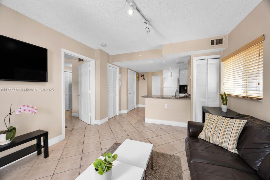 Beautiful and sought after boutique building. A great floorplan. Excellent layout with tiles throughout.