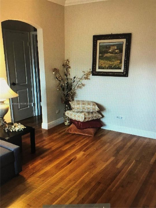 For Sale: $340,000 (1 beds, 1 baths, 588 Square Feet)