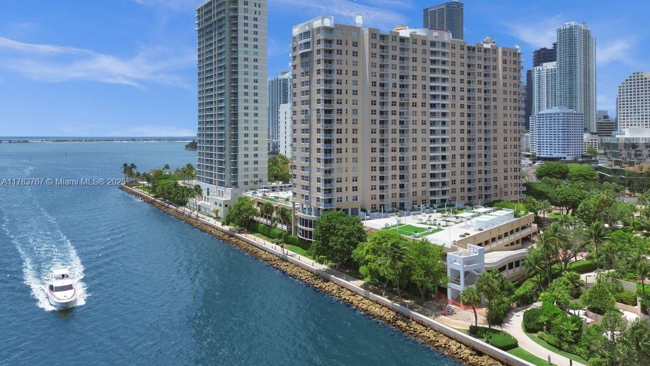 For Sale: $418,000 (1 beds, 1 baths, 671 Square Feet)