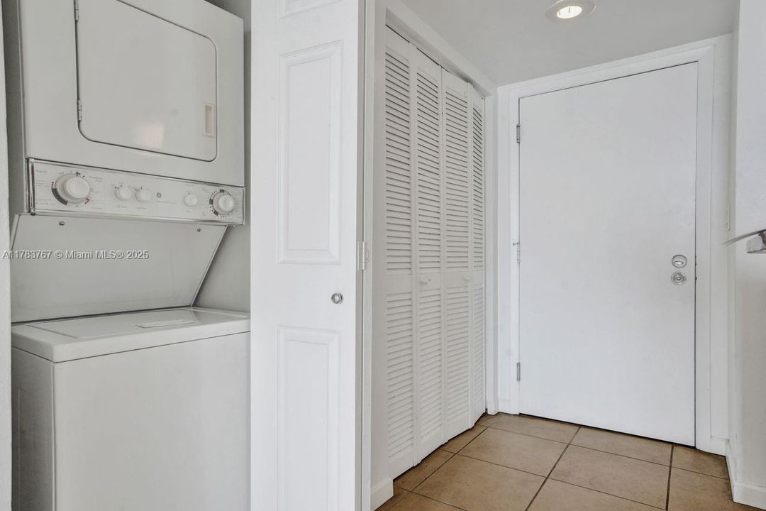 For Sale: $418,000 (1 beds, 1 baths, 671 Square Feet)