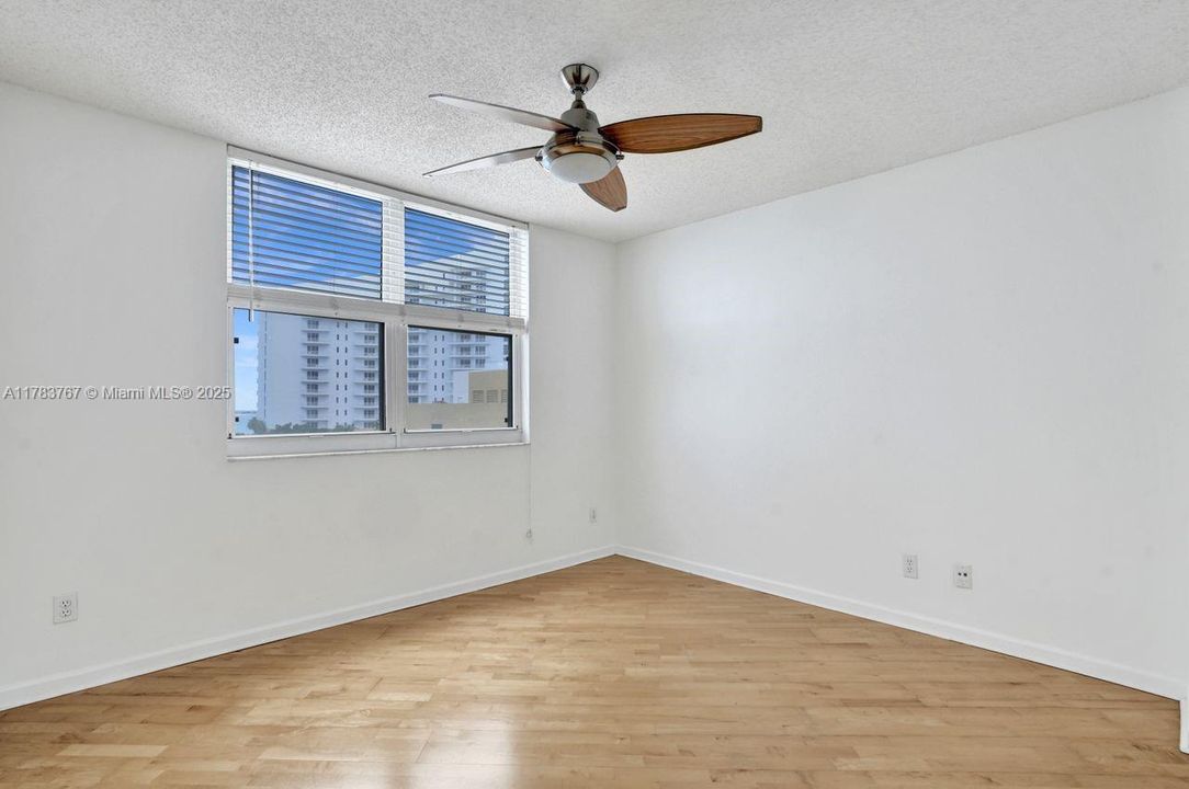 For Sale: $418,000 (1 beds, 1 baths, 671 Square Feet)