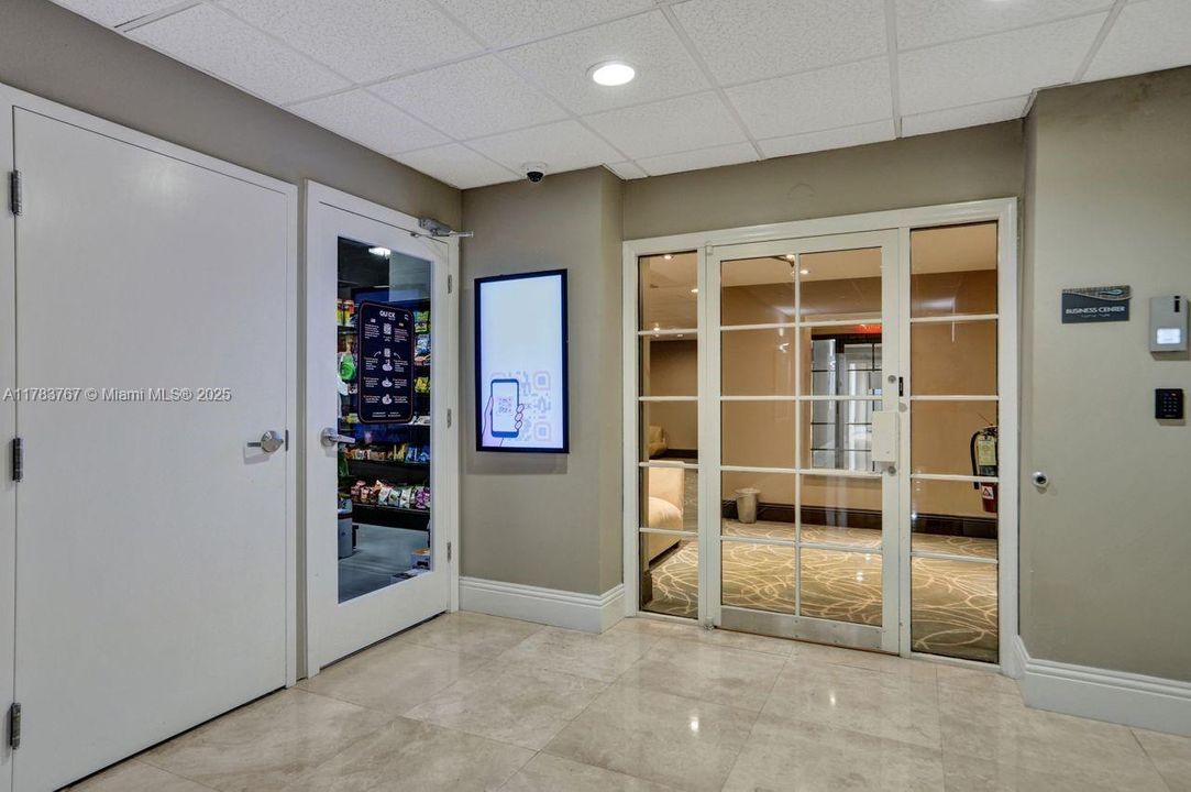 For Sale: $418,000 (1 beds, 1 baths, 671 Square Feet)