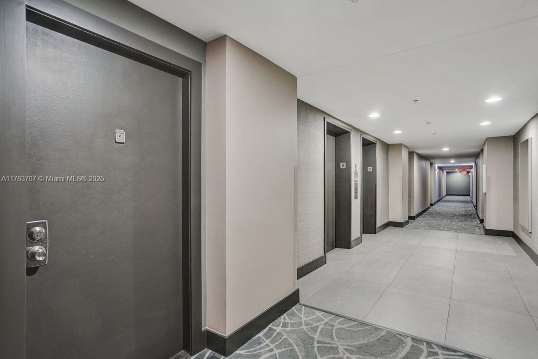 For Sale: $418,000 (1 beds, 1 baths, 671 Square Feet)