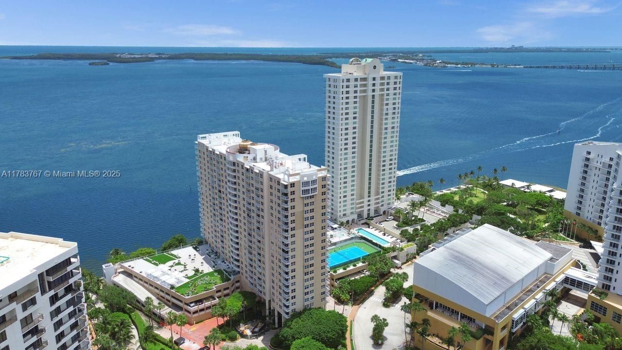 For Sale: $418,000 (1 beds, 1 baths, 671 Square Feet)