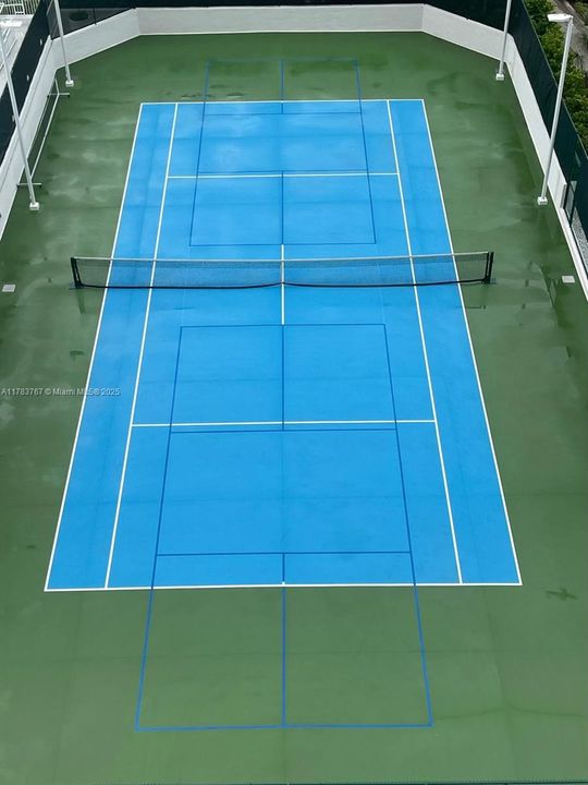 For Sale: $418,000 (1 beds, 1 baths, 671 Square Feet)