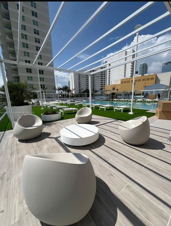 For Sale: $418,000 (1 beds, 1 baths, 671 Square Feet)