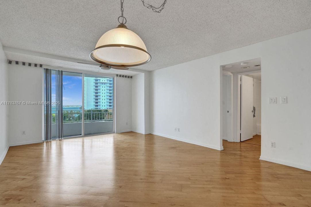 For Sale: $418,000 (1 beds, 1 baths, 671 Square Feet)