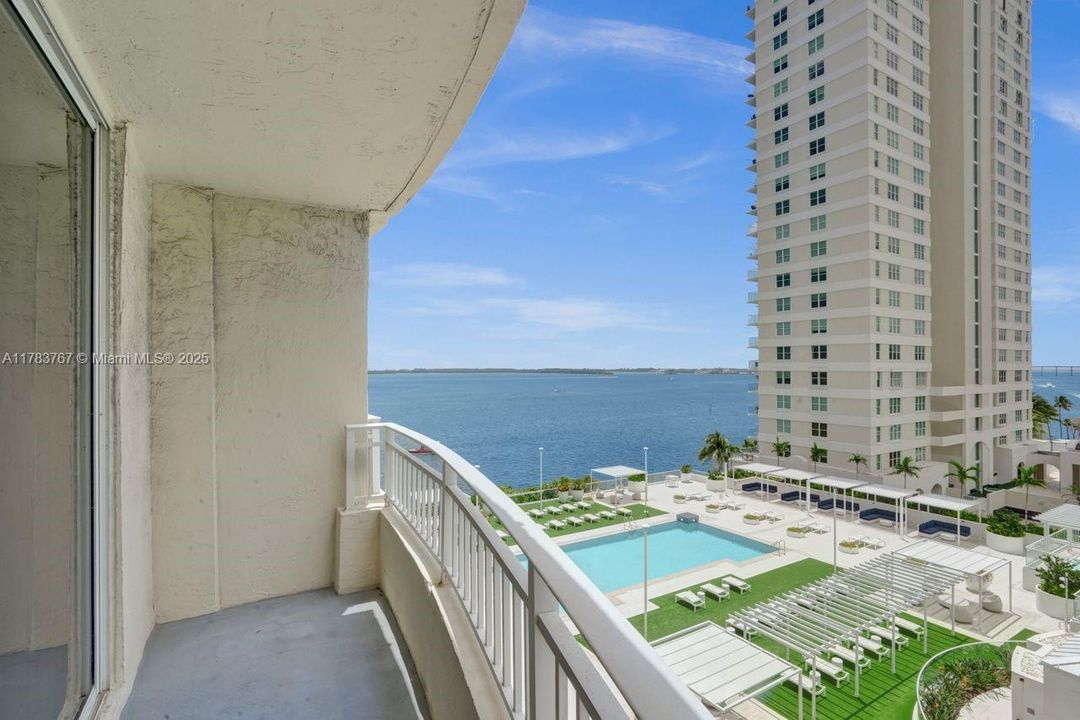 For Sale: $418,000 (1 beds, 1 baths, 671 Square Feet)