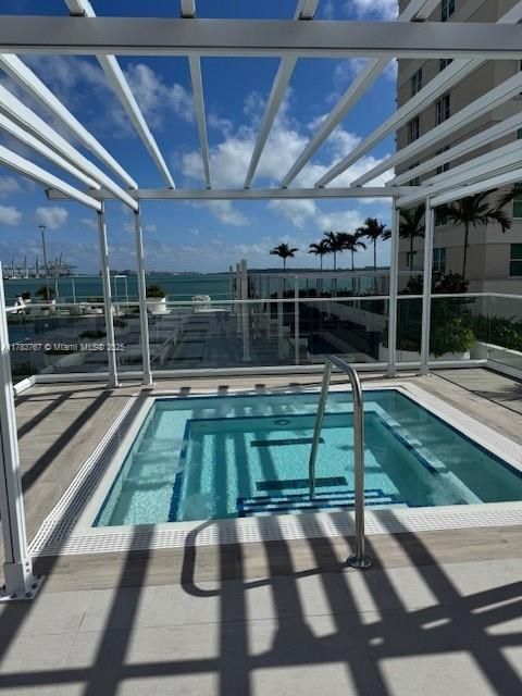 For Sale: $418,000 (1 beds, 1 baths, 671 Square Feet)