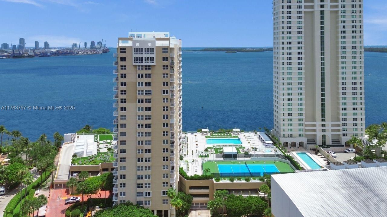 For Sale: $418,000 (1 beds, 1 baths, 671 Square Feet)