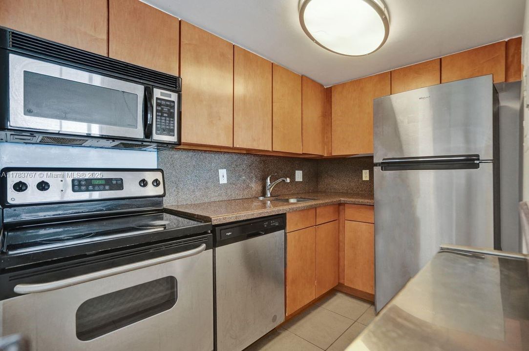 For Sale: $418,000 (1 beds, 1 baths, 671 Square Feet)