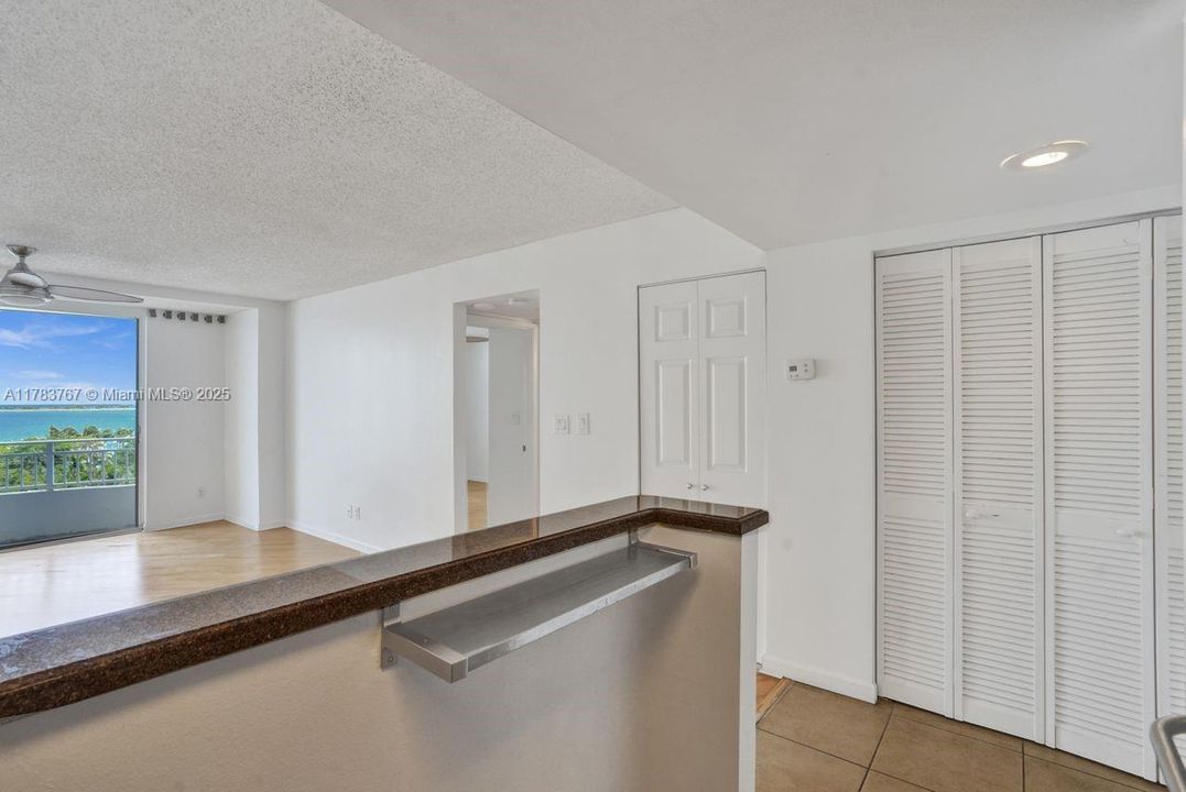 For Sale: $418,000 (1 beds, 1 baths, 671 Square Feet)