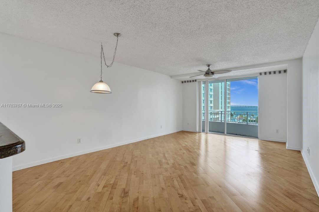 For Sale: $418,000 (1 beds, 1 baths, 671 Square Feet)