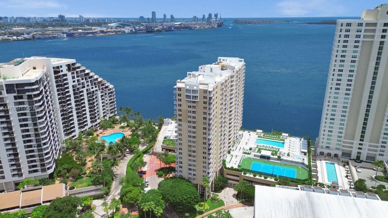 For Sale: $418,000 (1 beds, 1 baths, 671 Square Feet)