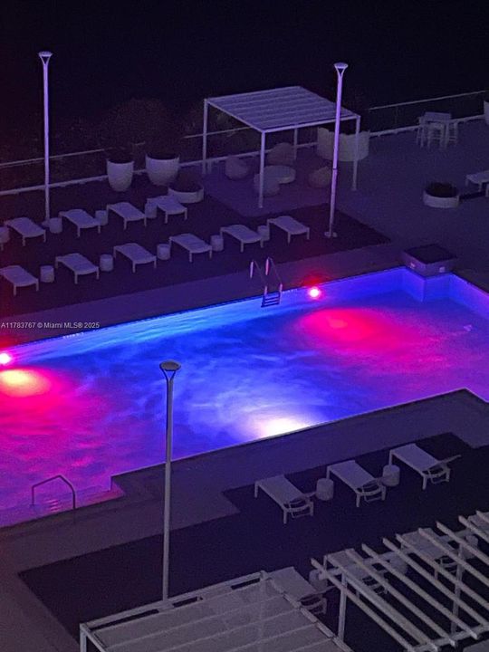 For Sale: $418,000 (1 beds, 1 baths, 671 Square Feet)