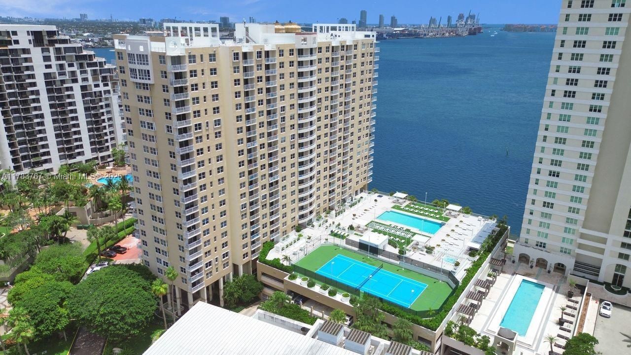 For Sale: $418,000 (1 beds, 1 baths, 671 Square Feet)