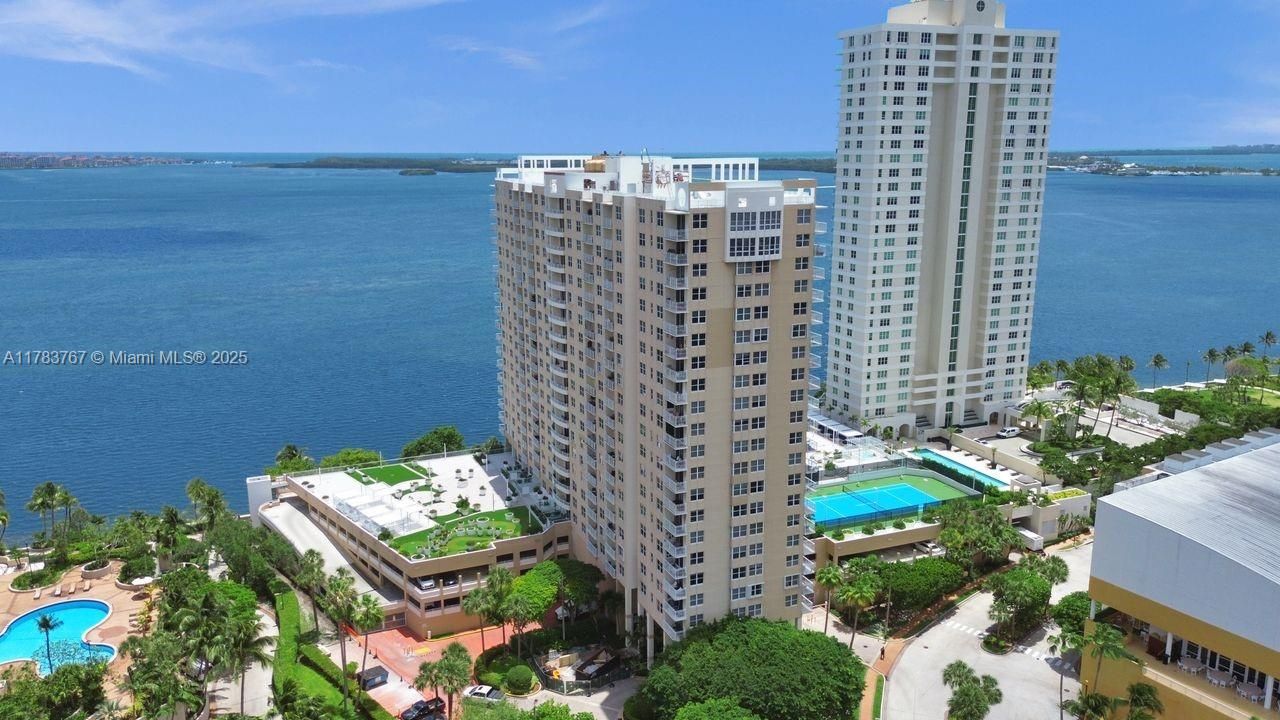 For Sale: $418,000 (1 beds, 1 baths, 671 Square Feet)