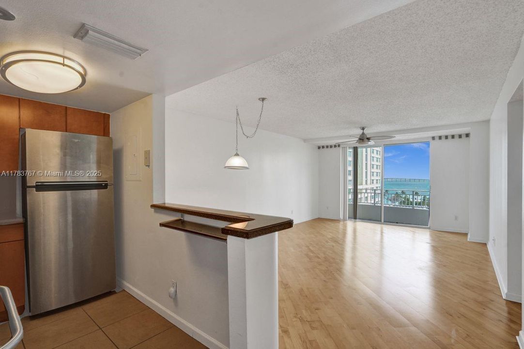 For Sale: $418,000 (1 beds, 1 baths, 671 Square Feet)