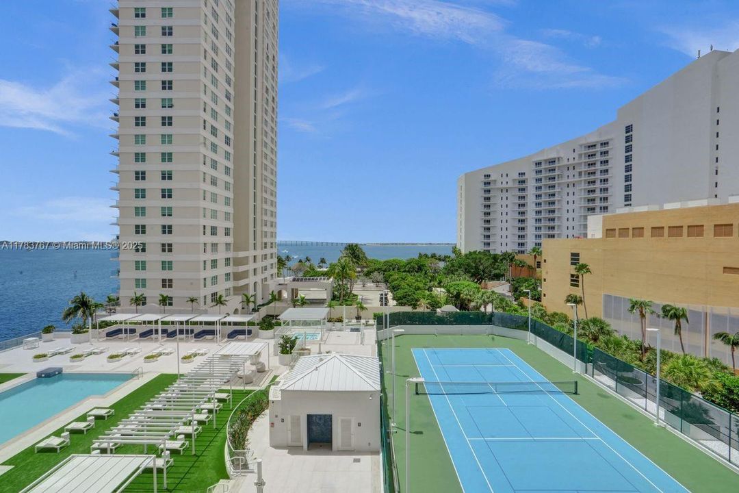 For Sale: $418,000 (1 beds, 1 baths, 671 Square Feet)