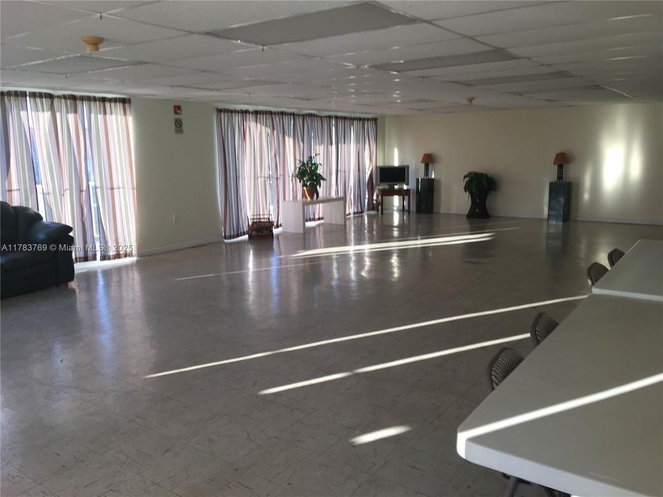 For Sale: $176,000 (1 beds, 1 baths, 750 Square Feet)