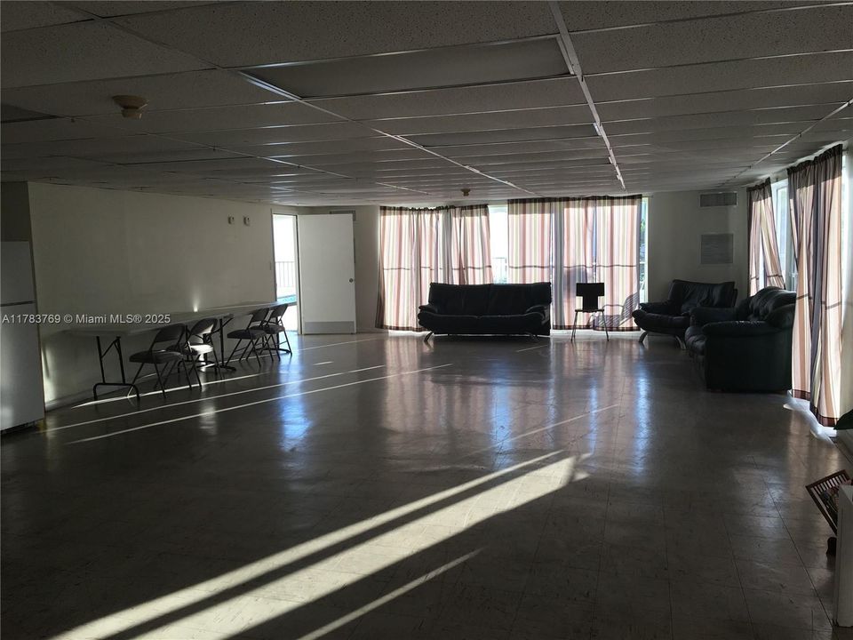 For Sale: $176,000 (1 beds, 1 baths, 750 Square Feet)