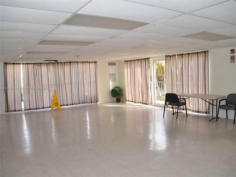 For Sale: $176,000 (1 beds, 1 baths, 750 Square Feet)