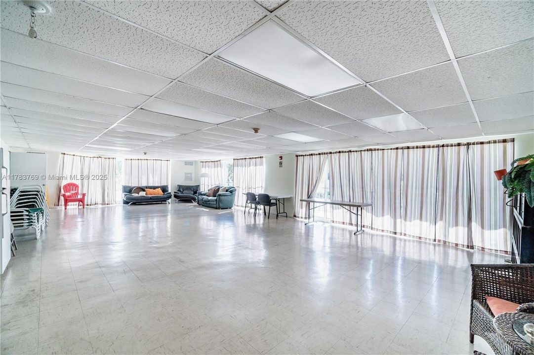 For Sale: $176,000 (1 beds, 1 baths, 750 Square Feet)