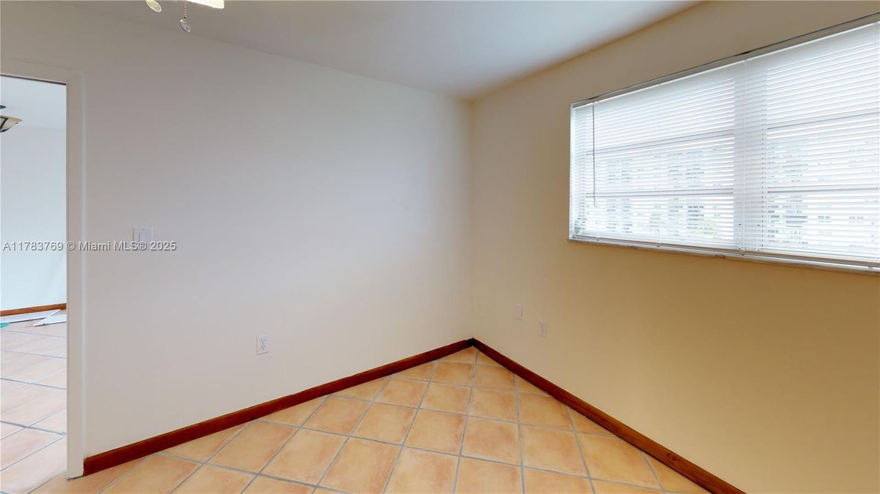 For Sale: $176,000 (1 beds, 1 baths, 750 Square Feet)